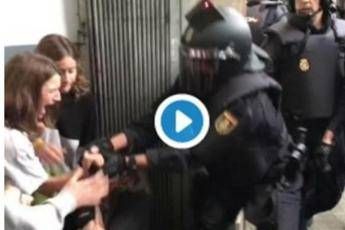 La polizia irrompe nei seggi La polizia irrompe nei seggi